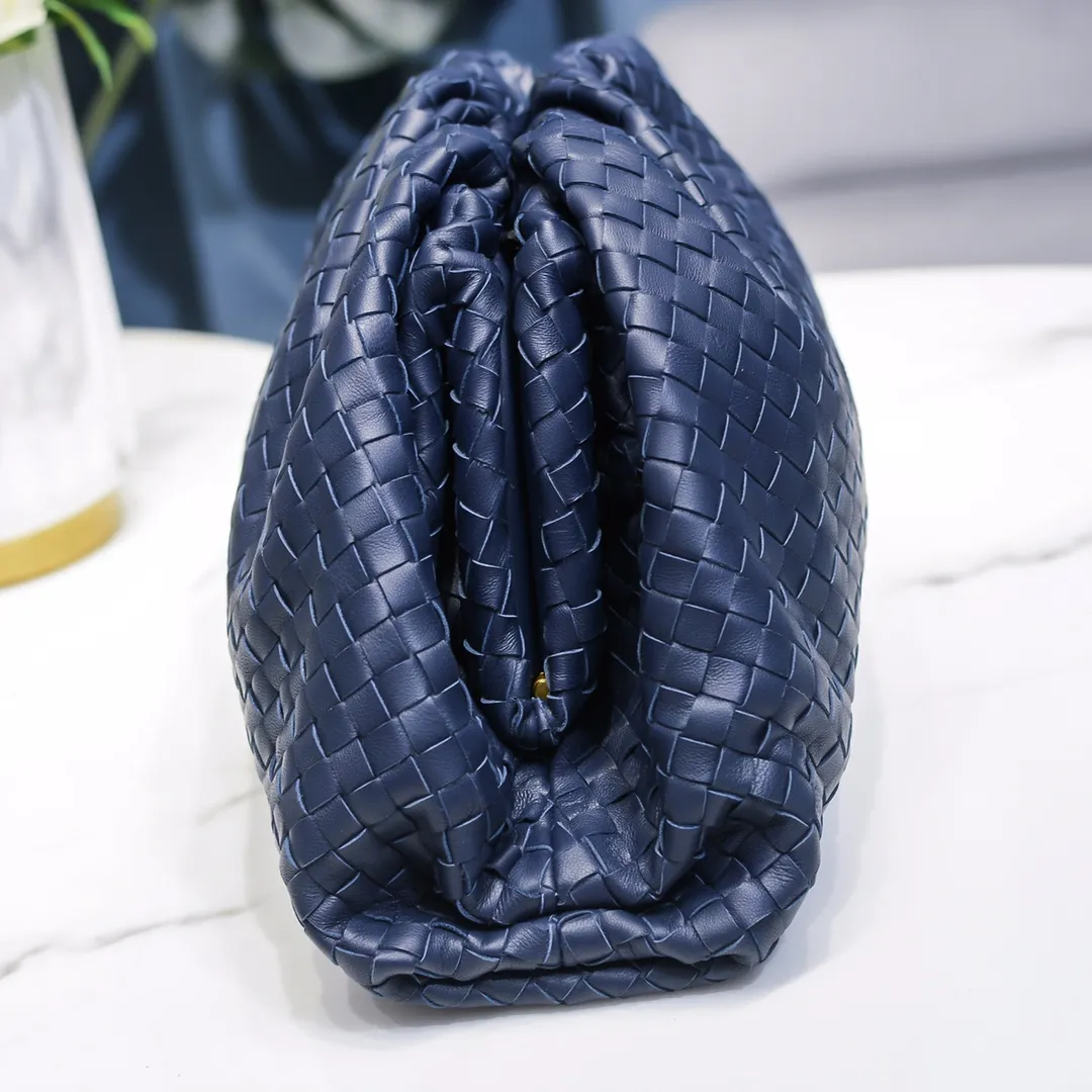 Real shot🔥🔥The counterattack of the popular Bottega Veneta started with this series of cloud bags, which went viral in the fashion circle and started a craze! Out of stock, out of stock, out of stock... One piece is hard to find, super hard to buy, regardless of age, season, or occasion. Very classy. Really, if you carry this on the road, it will turn heads! This is also the reason why this series is so expensive. Large size: 38*20*8.5cm [Big Cloud Weaving]